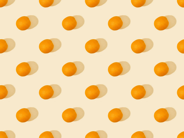 top view of ripe delicious oranges ob beige, seamless background pattern - Foto, afbeelding