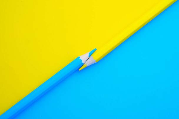 górny widok ołówków kolorowych na tle koloru  - Zdjęcie, obraz