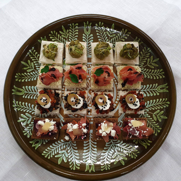 Невелика різноманітність бутербродів на тарілці, вид зверху
 - Фото, зображення