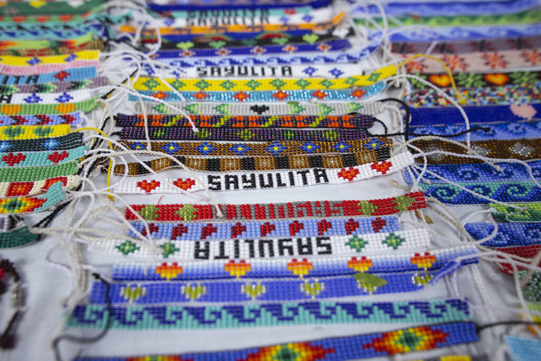braccialetti d'arte huichol a Sayulita città di Nayarit
 - Foto, immagini
