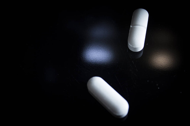 Nainen tilalla geneerinen valkoinen lääke pillereitä
 - Valokuva, kuva