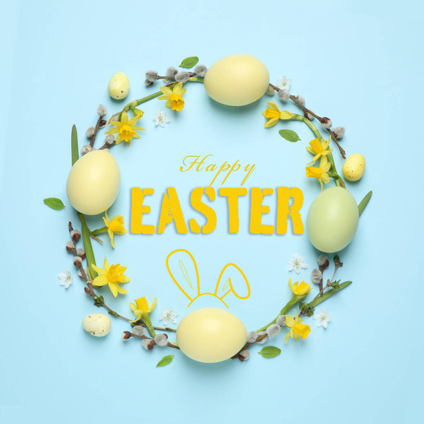 Flache Liegekomposition mit Eiern und Text Frohe Ostern auf hellblauem Hintergrund, Draufsicht - Foto, Bild