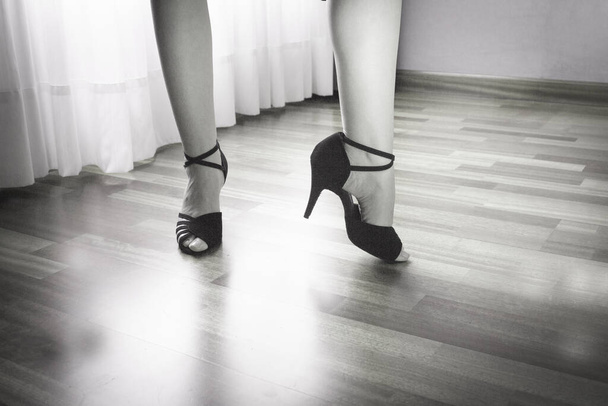 Salsa žena tanec v černošky vysoké podpatky - Fotografie, Obrázek