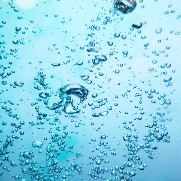 Blaues Wasser mit Blasen. Abstrakter Hintergrund mit Copyspace. - Foto, Bild