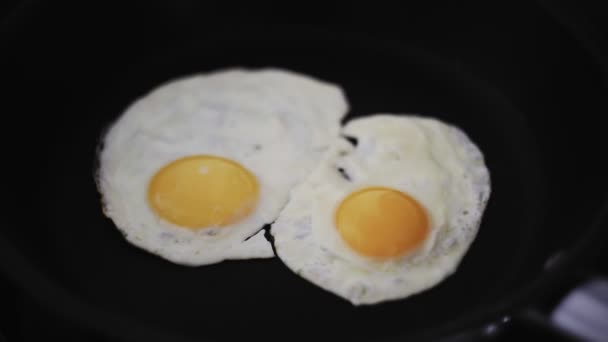 Жінка кладе приготовані два яйця на тарілку
 - Кадри, відео