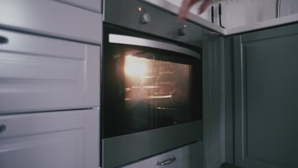 Nainen kokki leivonta croissants uunissa keittiössä - Materiaali, video