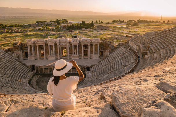 Hierapolis antike Stadt Pamukkale Türkei, junge Frau mit Hut beobachtet Sonnenuntergang an den Ruinen der Unesco - Foto, Bild