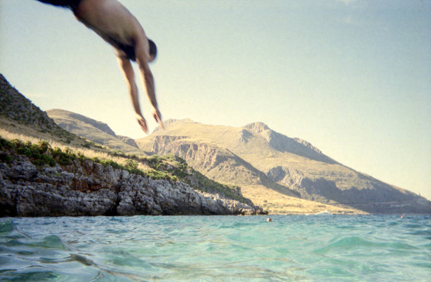 Homme sautant dans la mer en Sicile
 - Photo, image
