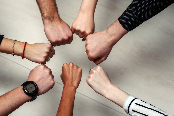 Gruppe von verschiedenen multiethnischen Menschen Teamwork-Konzept. Teamwork Togetherness Collaboration Konzept. Hände von Büroangestellten im Kreis. - Foto, Bild