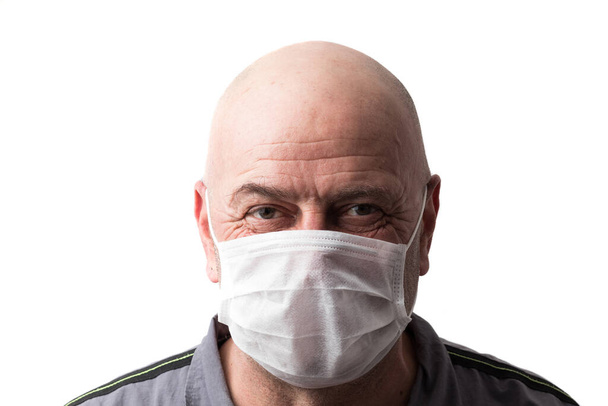 保護顔マスクを着た大人の男。パンデミック、ウイルス、防塵。白に隔離された. - 写真・画像