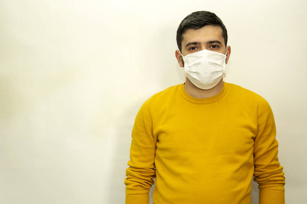 COVID-19 Coronavirüs 'ü durdurun, beyaz arka planda tıbbi maskeli adam - Fotoğraf, Görsel