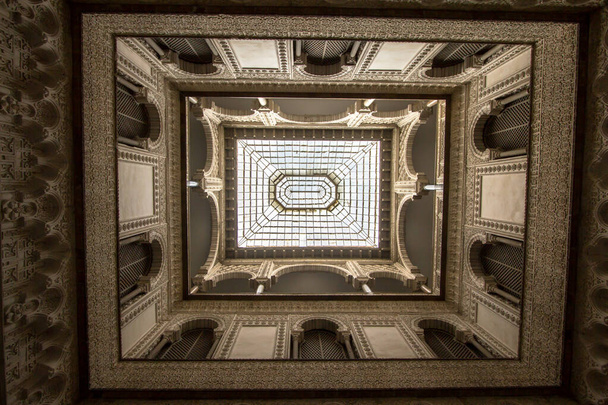 Скляна стеля, частина інтер'єру Патіо де лас Мунекас в Real Alcazar, Королівський палац, Севілья, Іспанія - Фото, зображення