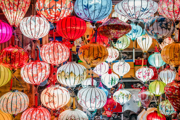 Lanternas coloridas tradicionais espalham luz na antiga rua de Hoi An Ancient Town Patrimônio Mundial da UNESCO. Vietname em 2019
. - Foto, Imagem