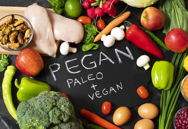 Pegan diyeti. Vegan ve paleo diyetlerinin birleşimi. Sağlıklı yiyecek - taze sebze ve meyve çeşitleri, tavuk, yumurta, midye, baklagil, mantar. - Fotoğraf, Görsel