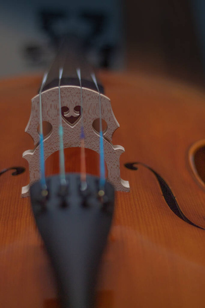 puente de un violonchelo de madera marrón tocando música para una orquesta
 - Foto, imagen