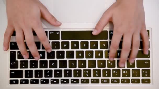 As mãos de uma menina adolescente fecham o teclado de computador portátil. Tipos de texto, pressiona as teclas
 - Filmagem, Vídeo