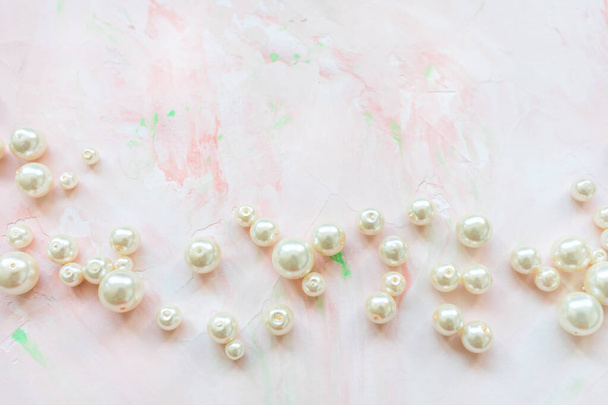 Perles blanches sur rose. Contexte abstrait créatif
 - Photo, image