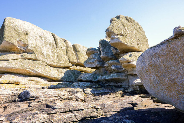 Wielka specjalna formacja skalna na wybrzeżu Bretanii, błękitne niebo, światło słoneczne - Zdjęcie, obraz
