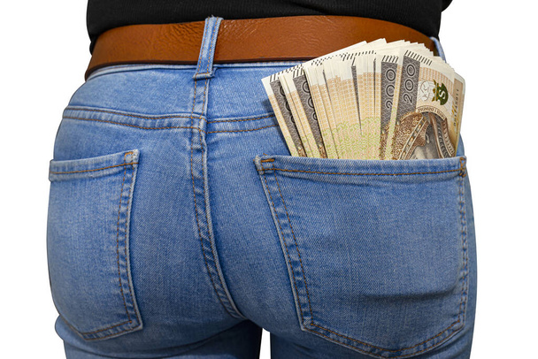 200 PLN 'lik nominal değeri olan bir sürü Polonya banknotu arka cebine iliştirilmiş mavi kot pantolon, kesme yolu olan beyaz bir arka planda izole edilmiş.. - Fotoğraf, Görsel