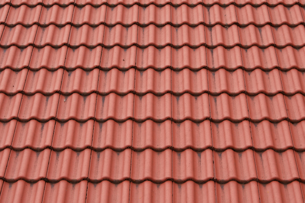 屋根の赤いタイルの上の織物の背景とクローズアップ - 写真・画像