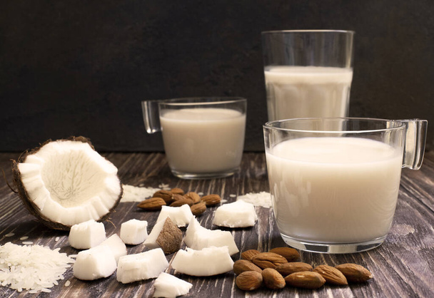 Assortimento di latte vegano biologico sano. Mandorle, riso, avena e latte di cocco. Vista da vicino - Foto, immagini