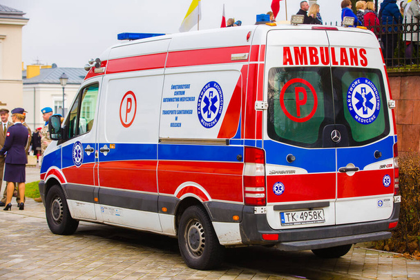 14.11.2019 - Pologne / Kielce - Ambulance en Pologne. Voiture d'ambulance polonaise. Voiture polonaise médicale
.  - Photo, image