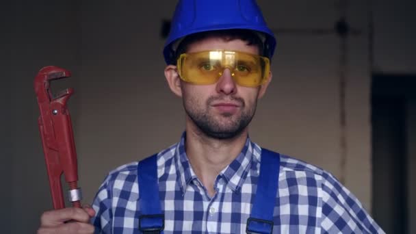 Komoly vonzó férfi vízvezeték-szerelő mutatja hüvelykujját felfelé - Felvétel, videó