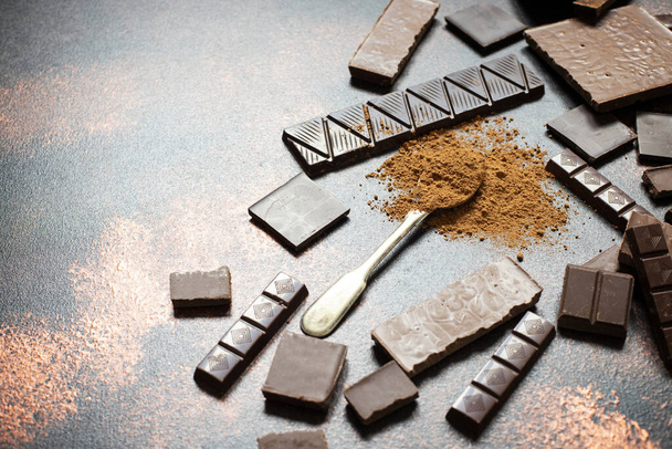 Assortimento di diversi tipi di cioccolato e cacao in polvere. Primo piano. Spazio per testo. - Foto, immagini