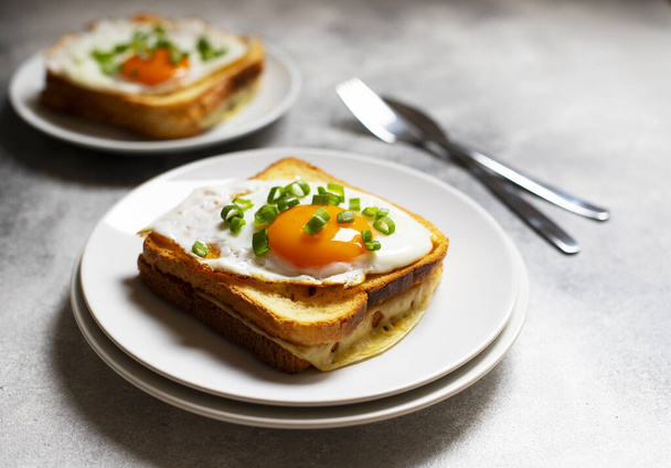 Sandwiches con jamón, queso y huevos. Un tradicional sándwich de croque-madame francés. Comida francesa popular. Primer plano - Foto, Imagen