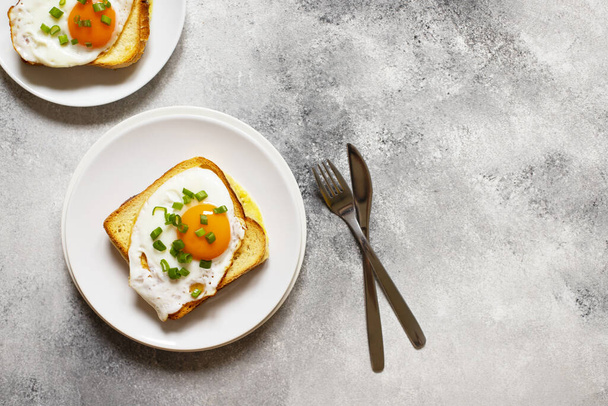 Sendviče se šunkou, sýrem a vejci. Tradiční francouzské sendviče s croque-madame. Oblíbená francouzská kavárna. Detailní záběr - Fotografie, Obrázek
