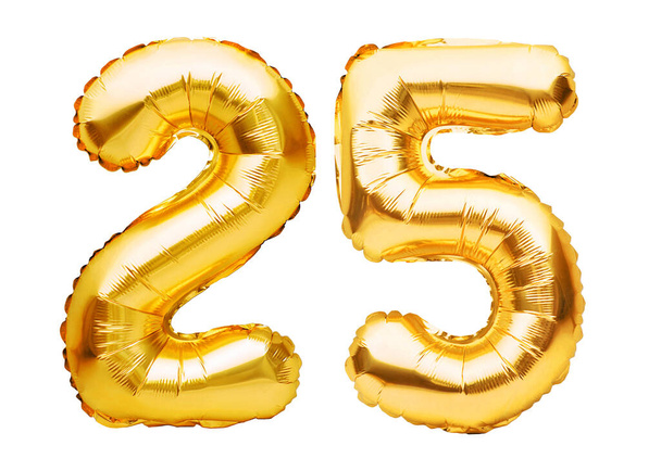 25 numara, beyazı izole edilmiş altın şişirilebilir balonlardan yapılmış 25 numara. Helyum balonları, altın folyo numaraları. Parti dekorasyonu, bayram yıldönümü tabelası, kutlama, doğum günü, karnaval. - Fotoğraf, Görsel