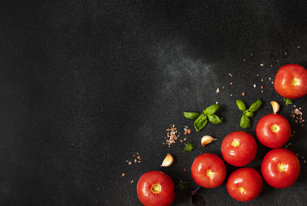 свежие овощи на черном фоне  - Фото, изображение