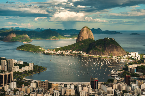 Famosa vista de Río de Janeiro con la montaña Sugarloaf, Playa Botafogo, Bahía de Guanabara - Foto, Imagen