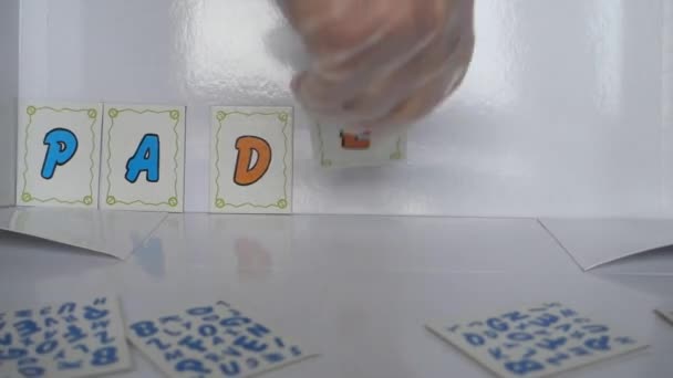petite vidéo représentant les mains avec des gants qui composent l'expression "pandémie se laver les mains" avec des lettres colorées
 - Séquence, vidéo
