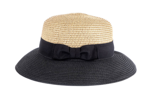 Vrouwen Fashionable twee gekleurde stro hoed met een zwarte strik geïsoleerd op wit - Foto, afbeelding