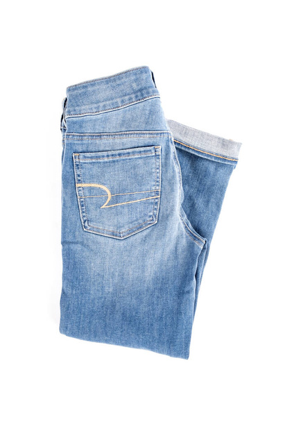 Helle, beschnittene Jeans für Frauen, blaue Jeans isoliert auf Weiß - Foto, Bild