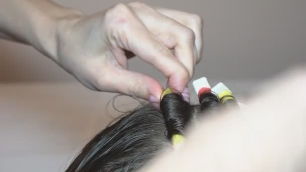 hairdress de mulheres em um cabeleireiro
 - Filmagem, Vídeo