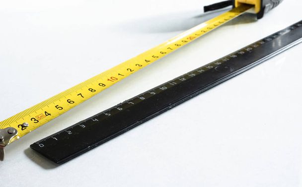 regla y cinta métrica sobre un fondo blanco
 - Foto, imagen