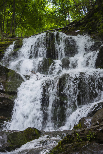 Wasserfall Shypit in den Karpaten, in der Nähe des Dorfes Pylypets, Transkarpatien - Foto, Bild