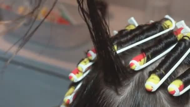 Damska fryzura u fryzjera - Materiał filmowy, wideo