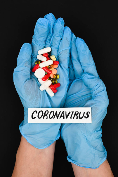 Η έννοια της θεραπείας για το coronavirus χρησιμοποιώντας χάπια. Η έννοια του coronavirus. Το διαμέρισμα έλεγε ψέματα. Άποψη από ψηλά - Φωτογραφία, εικόνα