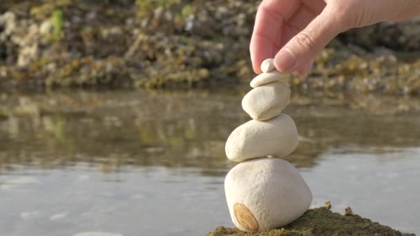  Kéz teszi az utolsó követ. Az egyensúly és a harmónia fogalma. - Felvétel, videó
