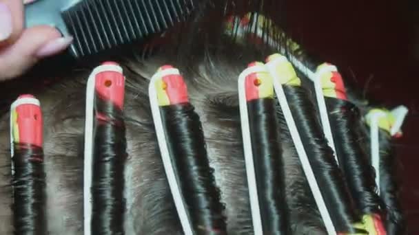 Femme coiffure dans un coiffeur
 - Séquence, vidéo