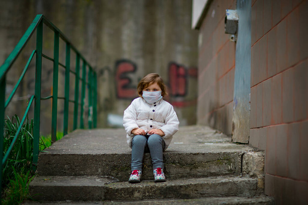 little girl on a walk in a medical mask - Valokuva, kuva
