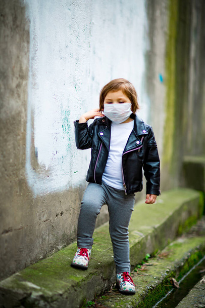 little girl on a walk in a medical mask - Foto, Imagem
