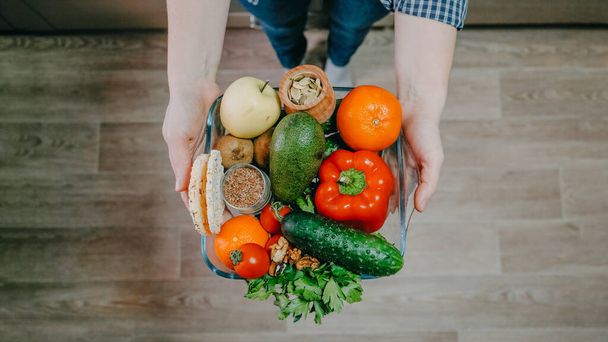 食品全体、環境に優しいゼロ廃棄物包装の植物ベースの食事成分。家庭のキッチンで新鮮な生の季節の野菜。ベジタリアン・ビーガン料理の具材. - 写真・画像