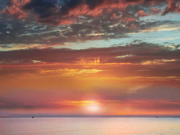 Закат фон, солнце на голубом небе, солнечный свет на море, пушистые облака на горизонте, природа розово-желтая красочная природа, эпическое, драматическое небо, прогноз погоды
  - Фото, изображение