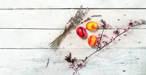 uovo di Pasqua colorato su sfondo di legno con spazio copia
 - Foto, immagini