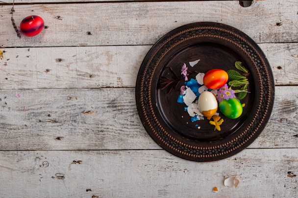 huevo de Pascua de color sobre fondo de madera con espacio de copia
 - Foto, imagen