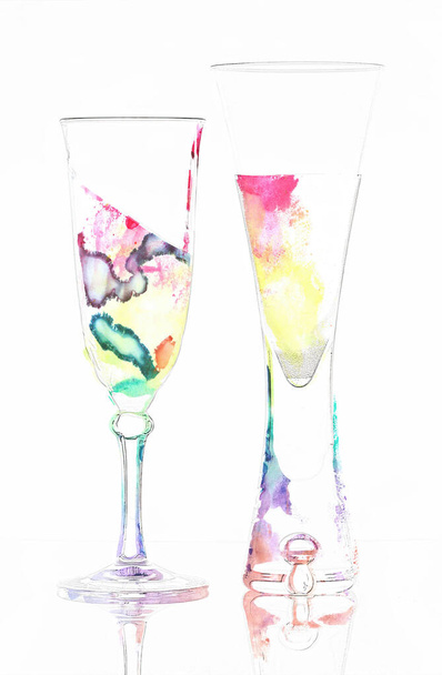 Digitale Kunstillustration - Aquarell- und Bleistiftzeichnung von zwei transparenten Gläsern halb voll auf verschiedenen Ebenen auf weißem Hintergrund - Foto, Bild